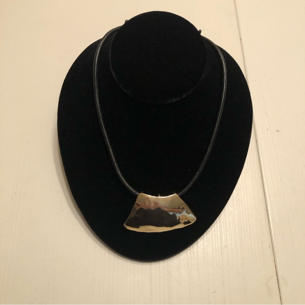 VINTAGE CHICOS LEATHER AND GOLD TONE HAMMERED SLICE NECKLACE
